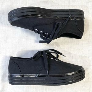 Divided black canvas lace-up platform sneakers